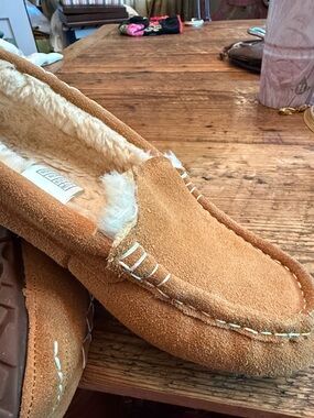 UGG Ansley. Chestnut Suede Moccasin Slippers with Shearling in side size 8